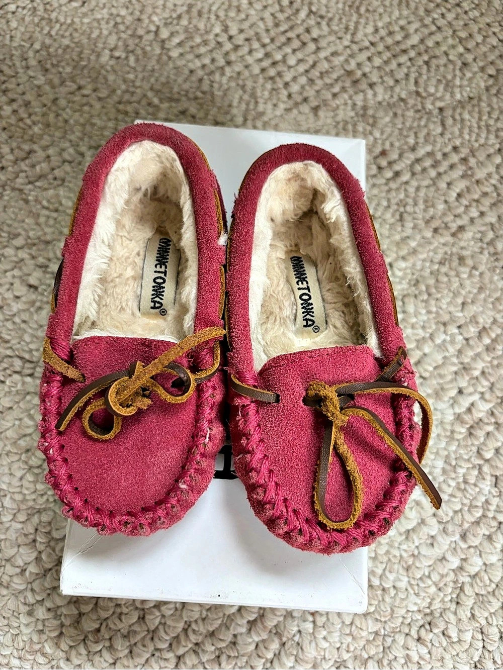 Minnetonka Cassie Moccasin Slipper in Hot Pink Leather US 7 Like New